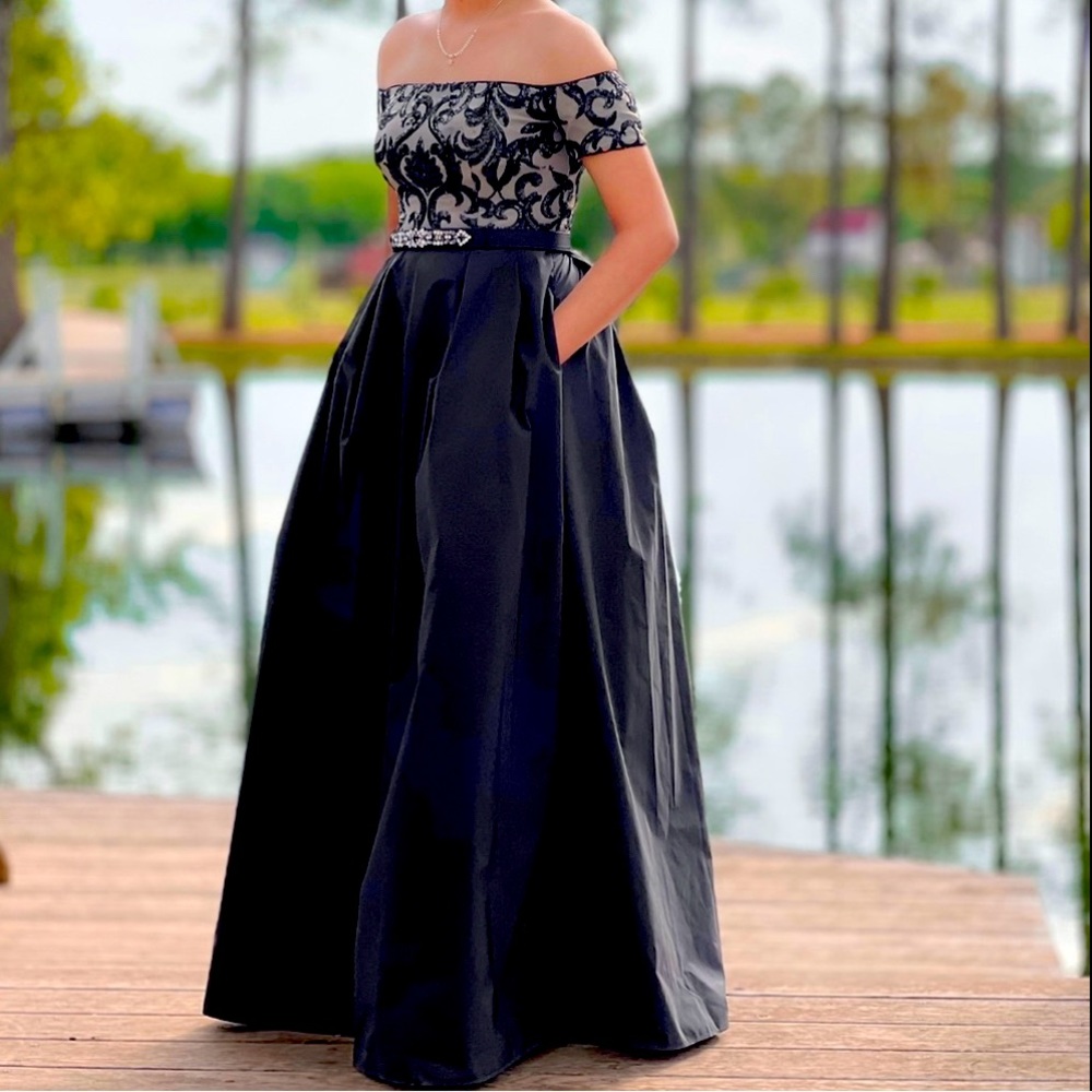 Vince Camuto Size 4 Embellished off shoulder ball gown in black 🖤💗🖤🏷
